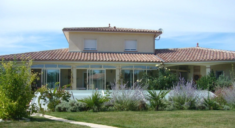 construction maison individuelle avec étage - grande terrasse et piscine - réalisation Bureau d'études Alain Ghigo
